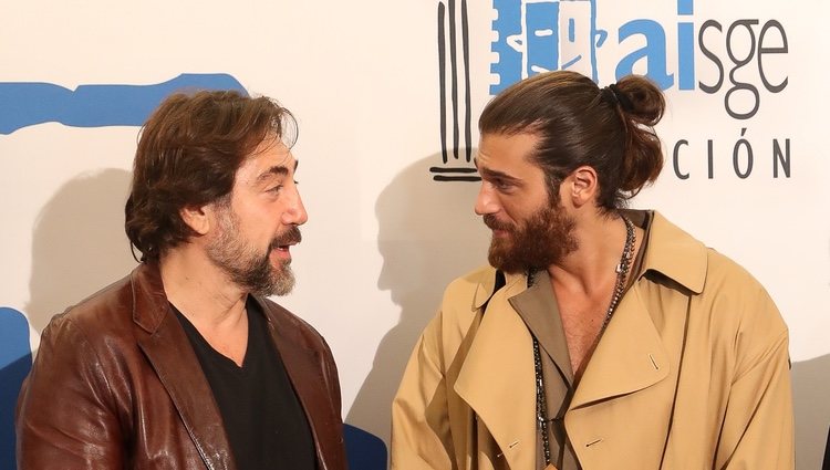 Javier Bardem charlando con Can Yaman en los Premios Actúa 2019