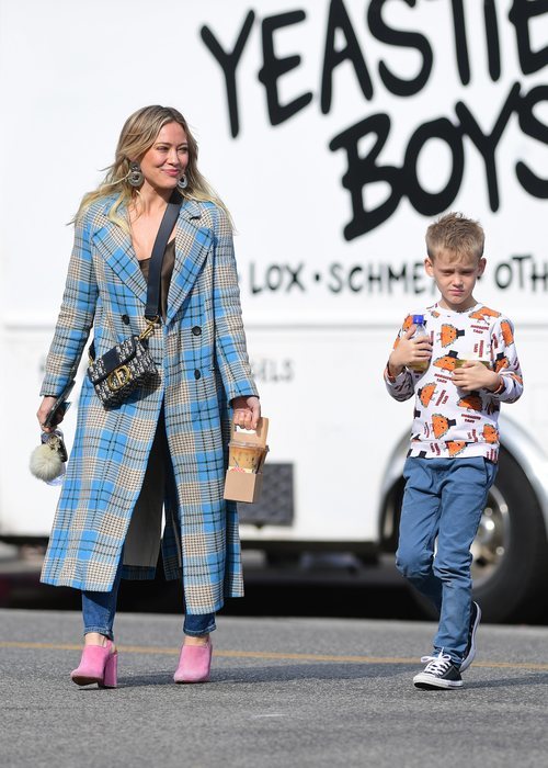 Hilary Duff con abrigo de cuadros junto a su hijo en Los Ángeles