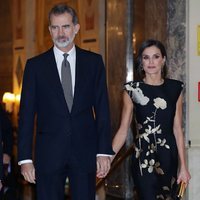 Los Reyes Felipe y Letizia, cogidos de la mano en la entrega del Premio Francisco Cerecedo a Javier Cercas