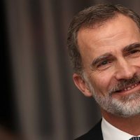 El Rey Felipe, muy sonriente en la entrega del Premio Francisco Cerecedo a Javier Cercas