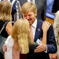 Guillermo Alejandro de Holanda y Mabel de Holanda se saludan con mucho cariño