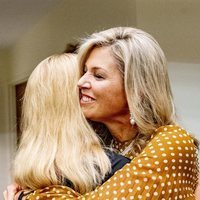 Máxima de Holanda y Mabel de Holanda se dan un abrazo