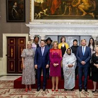 La Familia Real Holandesa con las ganadoras de los Premios Príncipe Claus 2019