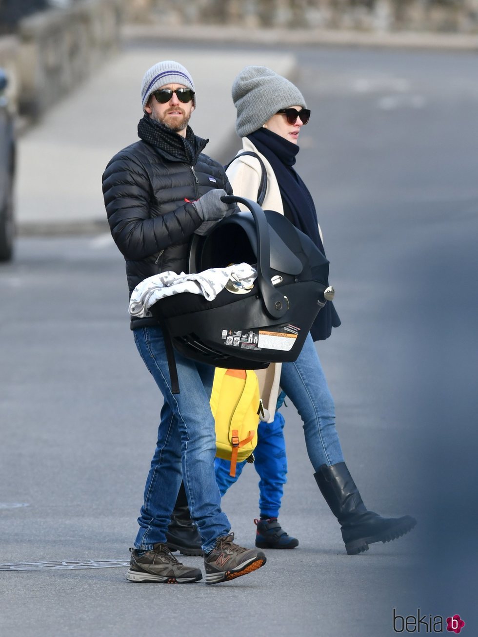 Anne Hathaway y su marido con su recién nacido, el segundo hijo para la pareja