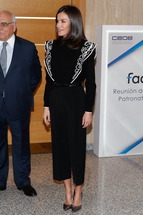 La Reina Letizia con un jersey de Urterqüe en la reunión del Patronato de la Fundación de Ayudan contra la Drogadicción 2019