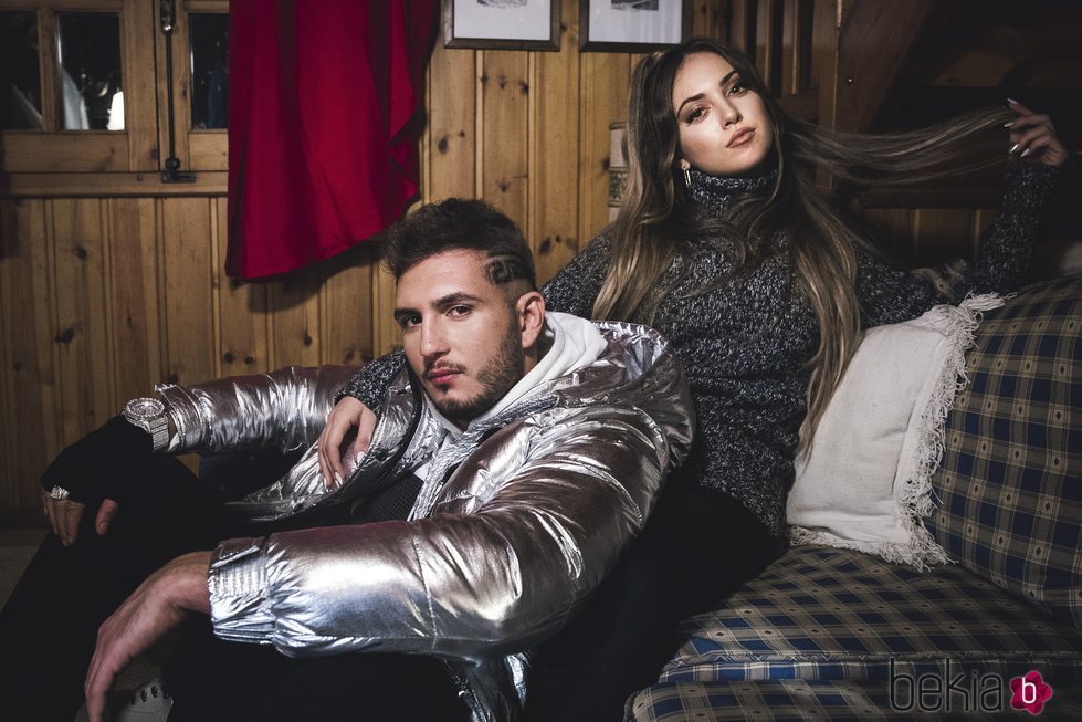 Omar Montes y Ana Mena en el videoclip de 'Como el agua'