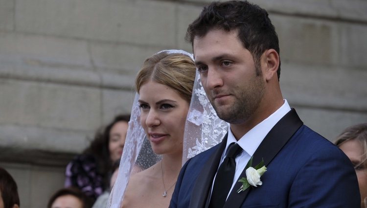 El golfista Jon Rahm y Kelley Cahill tras darse el 'sí, quiero'