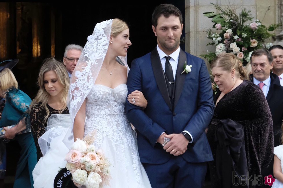 El golfista Jon Rahm y Kelley Cahill, muy felices a la salida de su boda