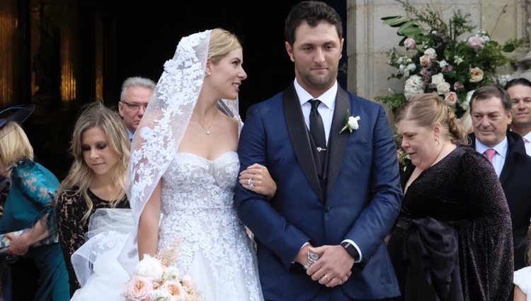 El golfista Jon Rahm y Kelley Cahill, muy felices a la salida de su boda