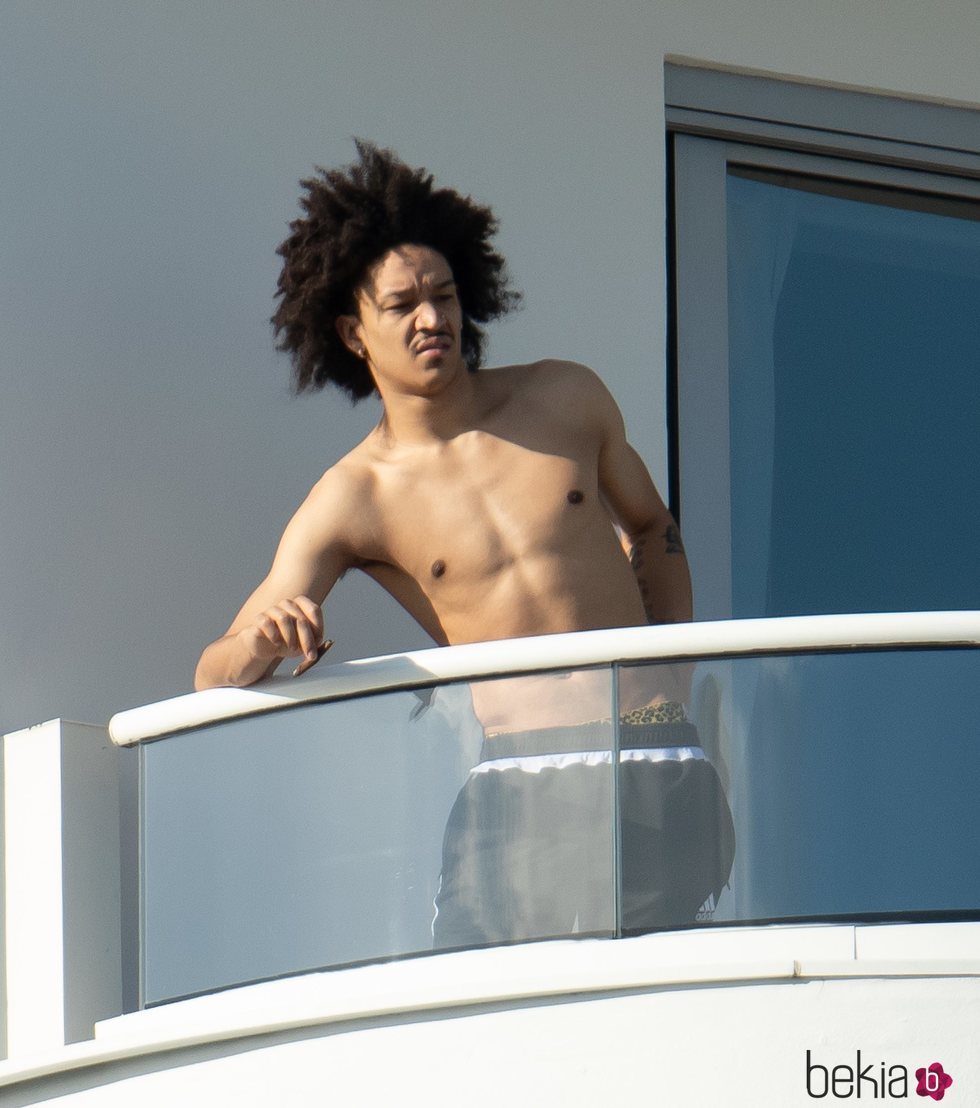 Ahlamalik Williams fumando en una terraza de Miami