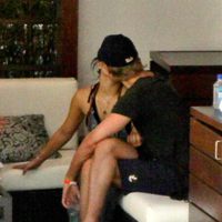Vanessa Hudgens y Austin Butler besándose
