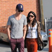 Vanessa Hudgens y Austin Butler de paseo por Beverly Hills
