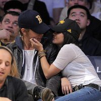 Vanessa Hudgens y Austin Butler en un partido de baloncesto