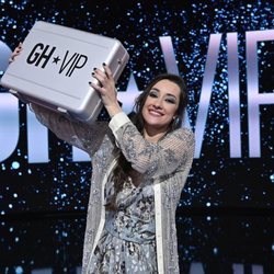 Adara con el maletín de ganadora de 'GH VIP 7'
