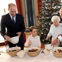 La Reina Isabel, el Príncipe Carlos y el Príncipe Guillermo ayudan al Príncipe Jorge a cocinar
