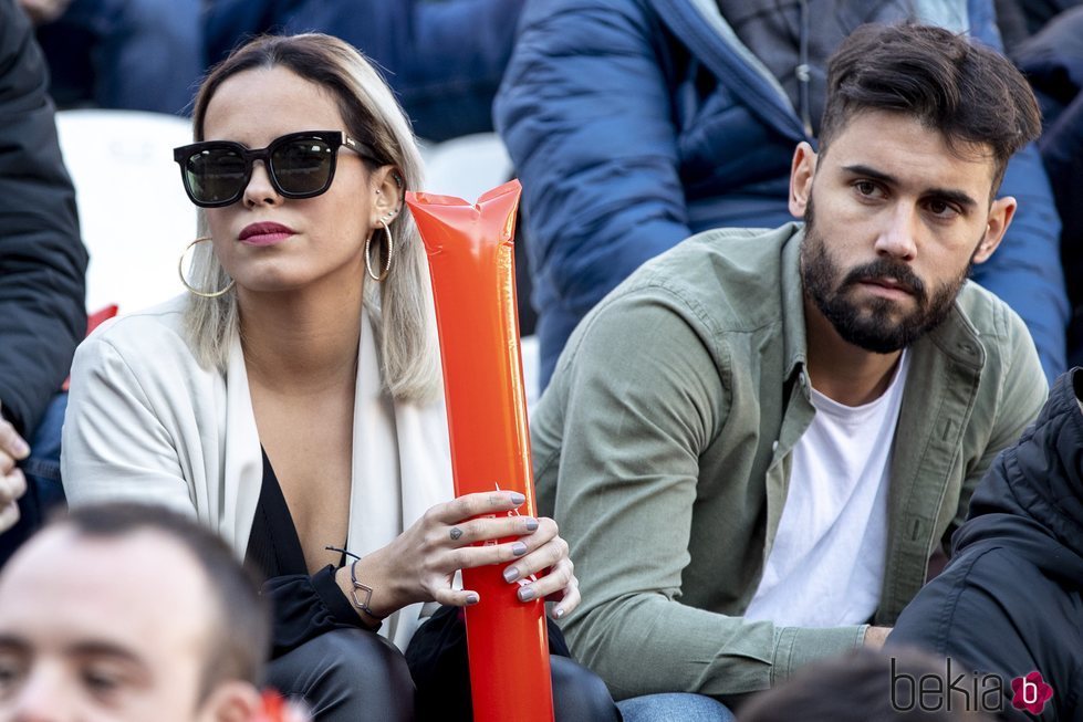 Gloria Camila y un joven desconocido en un partido de fútbol solidario