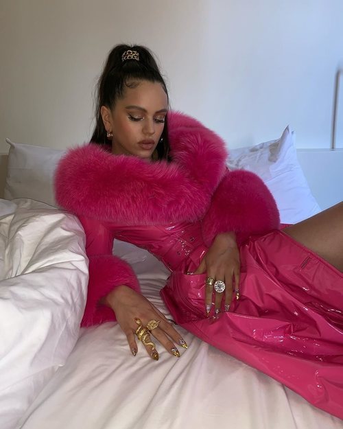 Rosalía con un abrigo rosa de piel de cordero y pelo de zorro ártico