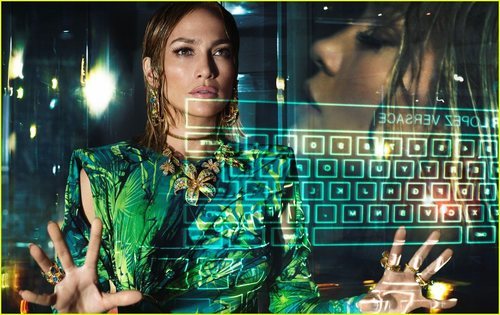 Jennifer Lopez luce un mono de estampado selvático de la colección primavera/verano 2020 de Versace