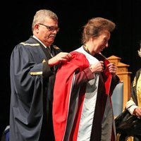 La Princesa Ana recibe un homenaje en la Universidad de Aberdeen en presencia de Camilla Parker