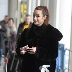 Adara Molinero en el aeropuerto tras su salida de 'El tiempo del descuento'