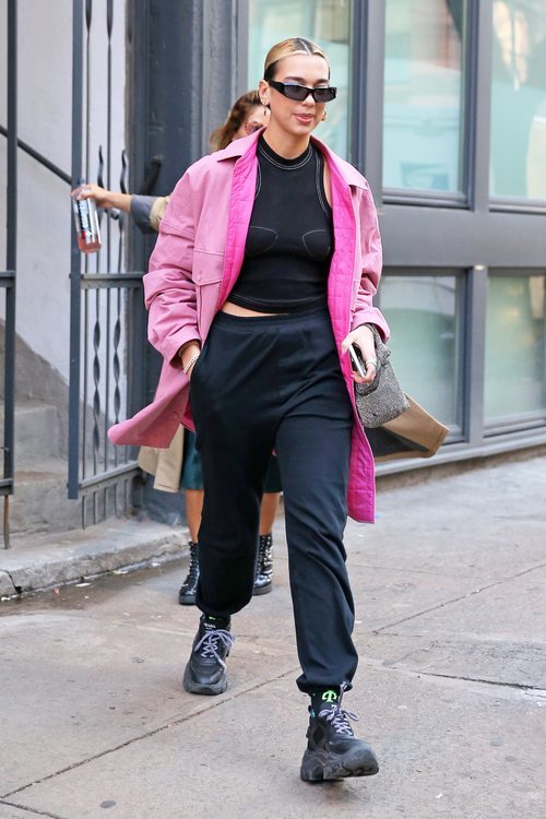 Dua Lipa con un top de Orseund Iris en Nueva York