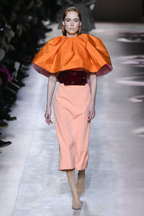 Vestido coral del desfile de Alta Costura 2020 de Givenchy