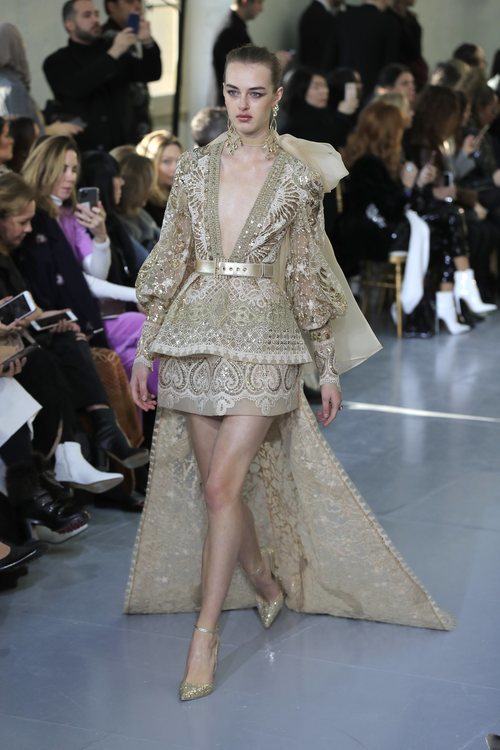 Vestido con capa del desfile de Alta Costura 2020 de Elie Saab