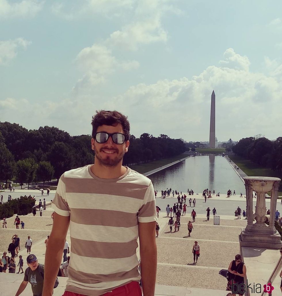Ilan Cuesta posa sonriente en Washington