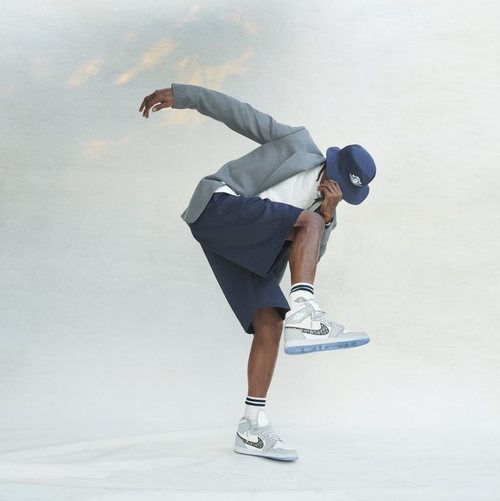 Travis Scott con gorro, americana, polo, pantalón y zapatilla de la colección 'Air Dior' de Jordan Brand x Dior