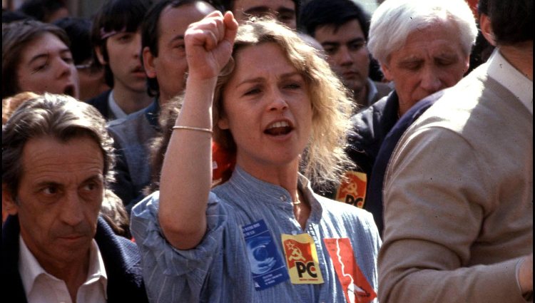 Marisol (Pepa Flores) en una manifestación organizada por el Partido Comunista