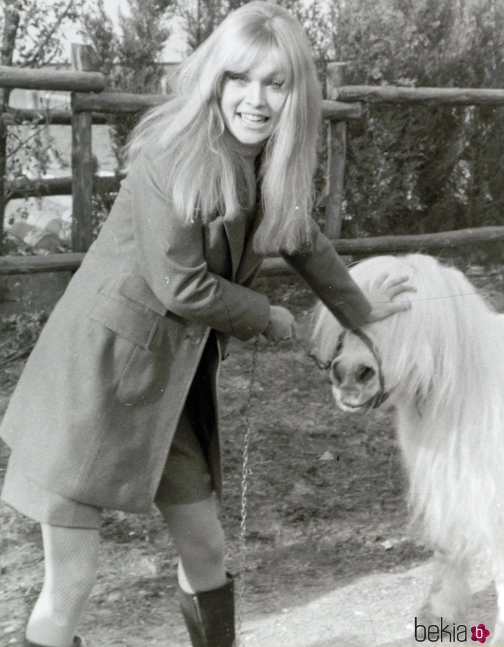 Marisol (Pepa Flores) presumiendo de la belleza de su juventud