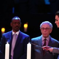 Kate Middleton enciende una vela en el homenaje por el Día del Holocausto en Westminster