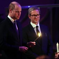 El Príncipe Guillermo enciende una vela en el homenaje por el Día del Holocausto en Westminster