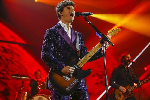 Alfred García con un traje de Juan Avellaneda actuando en 'OT 2018'