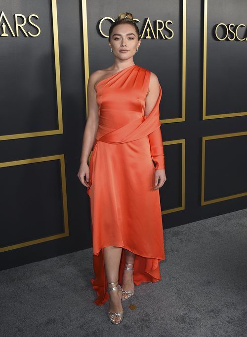 Florence Pugh con vestido naranja de satén durante el almuerzo con los nominados a los Premios Oscar 2020 en Los Ángeles