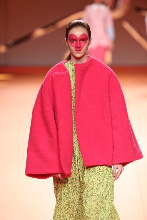 Vestido amarillo con lunares azules y abrigo de peluche en el desfile otoño/invierno 2020-2021 de Ágatha Ruiz de la Prada