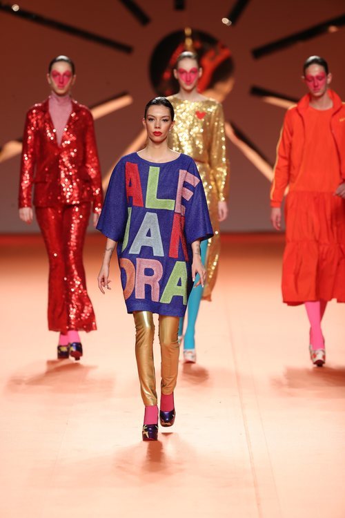 Alejandra Rubio con jersey oversize con su nombre en el desfile otoño/invierno 2020-2021 de Ágatha Ruiz de la Prada