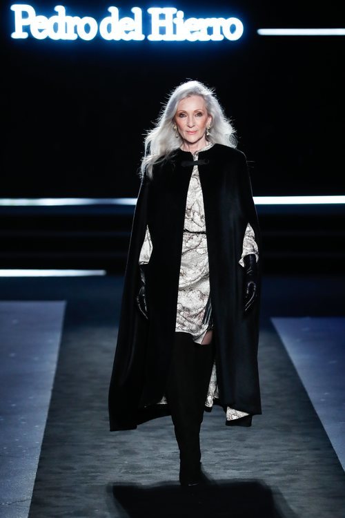 Vestido satinado en tonos tierra con abrigo estilo capa en el desfile otoño/invierno 2020-2021 de Pedro del Hierro