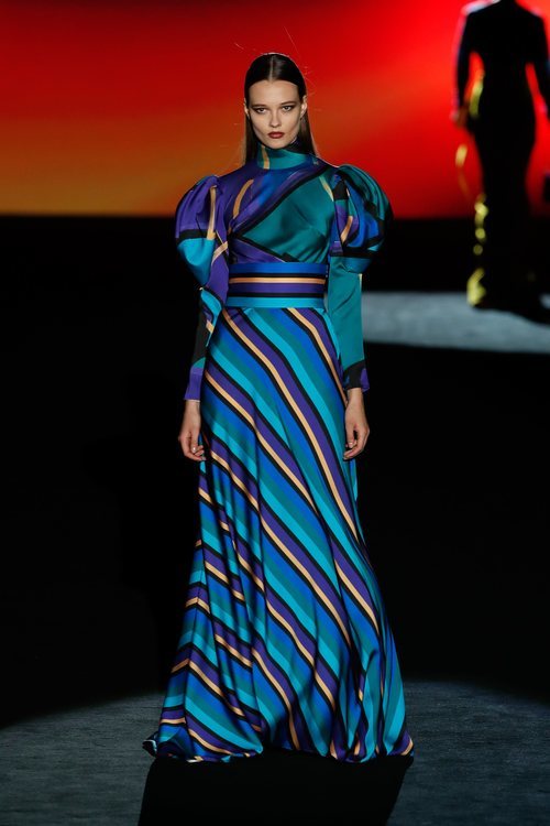 Vestido de estampado de rayas en el desfile otoño/invierno 2020-2021 de Hannibal Laguna