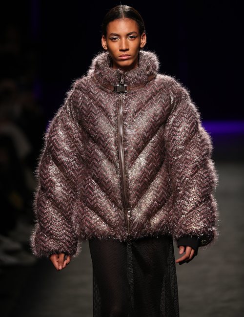 Abrigo acolchado cubierto de pequeños flecos en el desfile otoño/invierno 2020-2021 de Custo Barcelona