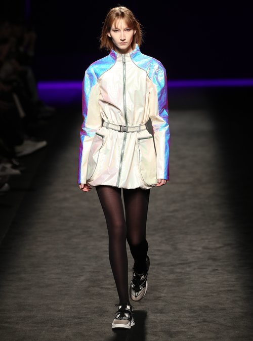 Americana estilo deportiva en materiales iridiscentes en el desfile otoño/invierno 2020-2021 de Custo Barcelona