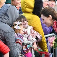 Kate Middleton respondiendo a las preguntas de una niña durante una visita a Gales