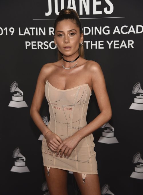 Cami con un mini vestido nude en la alfombra roja del premio Persona del Año 2019 en los Grammy Latino