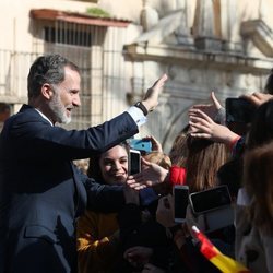 El Rey Felipe saluda a los ciudadanos y ciudadanas de Écija