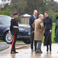 El Príncipe Carlos y Camilla Parker con el Príncipe Guillermo y Kate Middleton en su visita al Centro de Rehabilitación Médica Stanford Hall