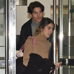 Anna Ferrer con su novio en el tanatorio de su abuela