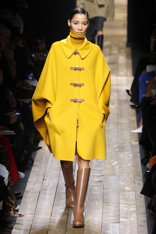 Abrigo de paño y botas de cuero otoño/ invierno 2020 de Michael Kors