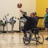 El Príncipe Guillermo jugando al baloncesto en silla de ruedas en el Centro de Rehabilitación Médica Stanford Hall