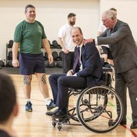 El Príncipe Carlos, muy cariñoso con el Príncipe Guillermo en el Centro de Rehabilitación Médica Stanford Hall