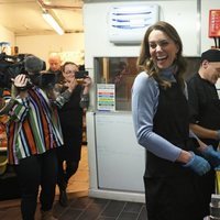 Kate Middleton preparando comida en el café Social Bite de Aberdeen